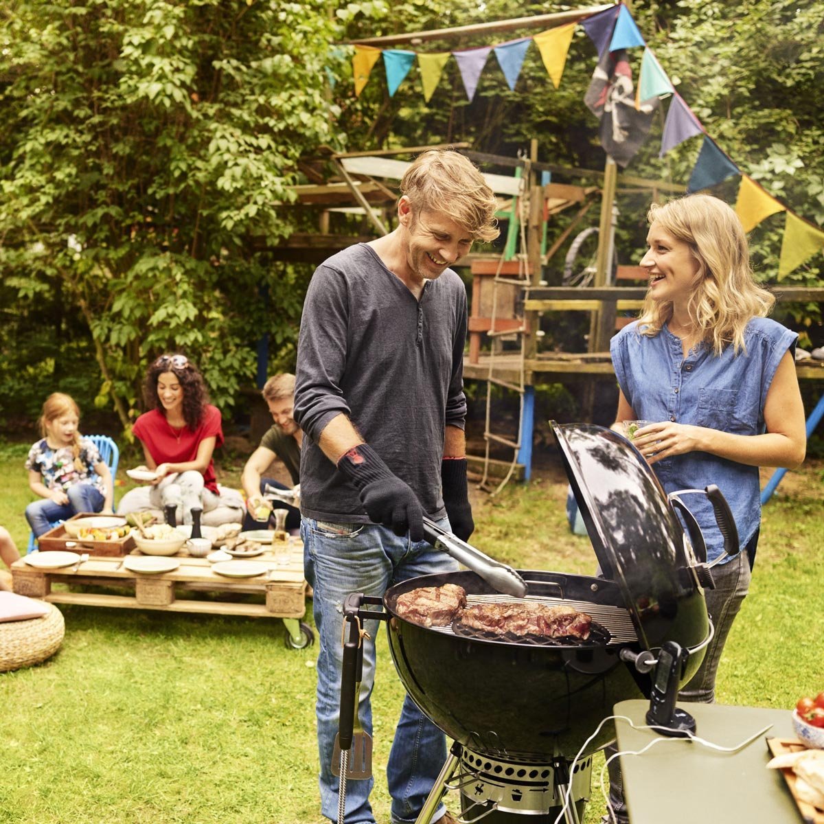 Weber Master Touch E-5750 57cm Charcoal BBQ – Black – Free Weber Rapidfire Chimney Charcoal Starter Set Included